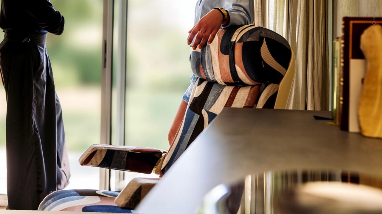 Détail d'un fauteuil Ticquai, tissu graphique